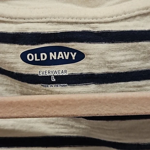 Black and white Striped V-neck - Picture 2 of 3